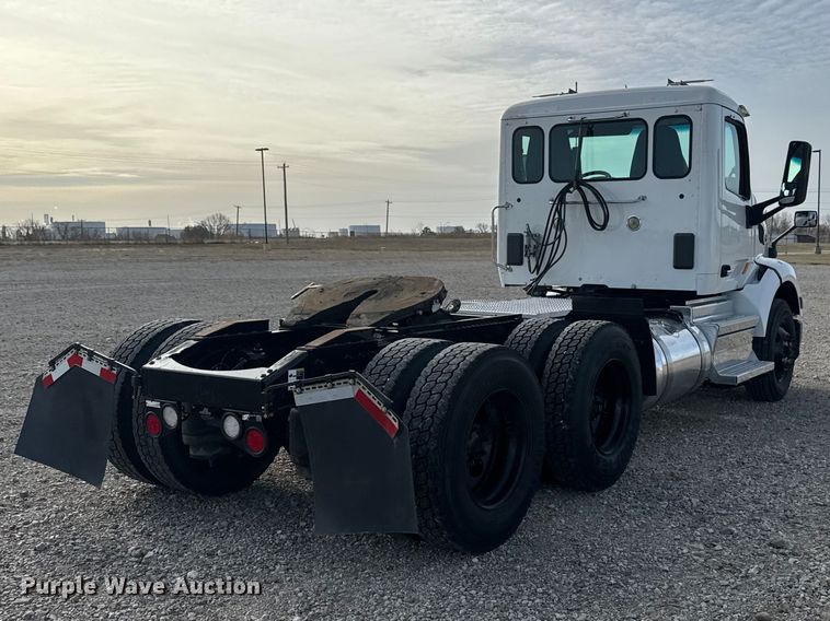 image for item ET1712 2020 Peterbilt 579 semi truck