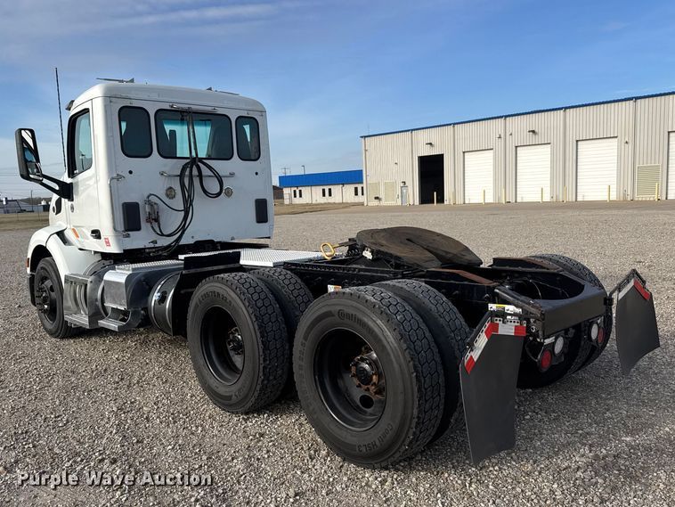 image for item ET1712 2020 Peterbilt 579 semi truck