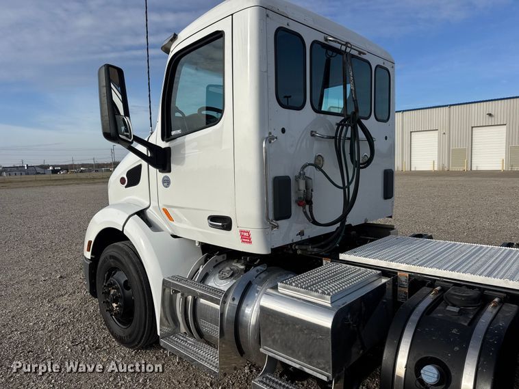 image for item ET1712 2020 Peterbilt 579 semi truck