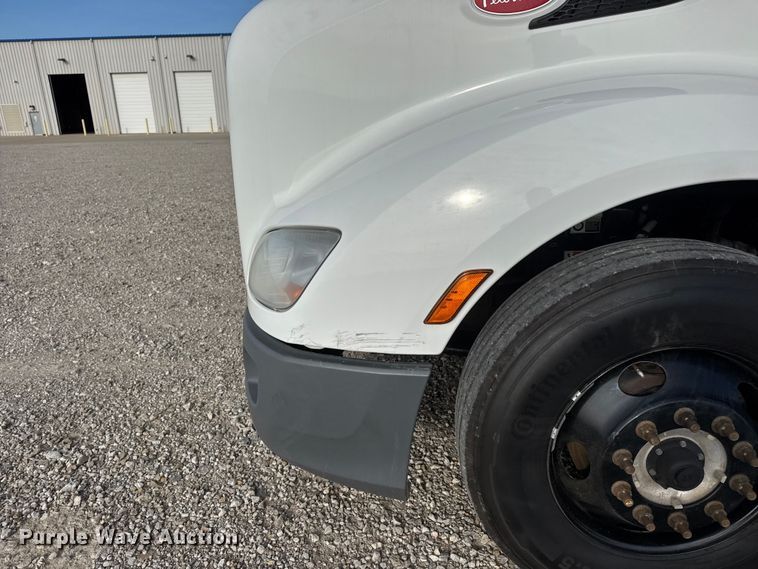 image for item ET1712 2020 Peterbilt 579 semi truck