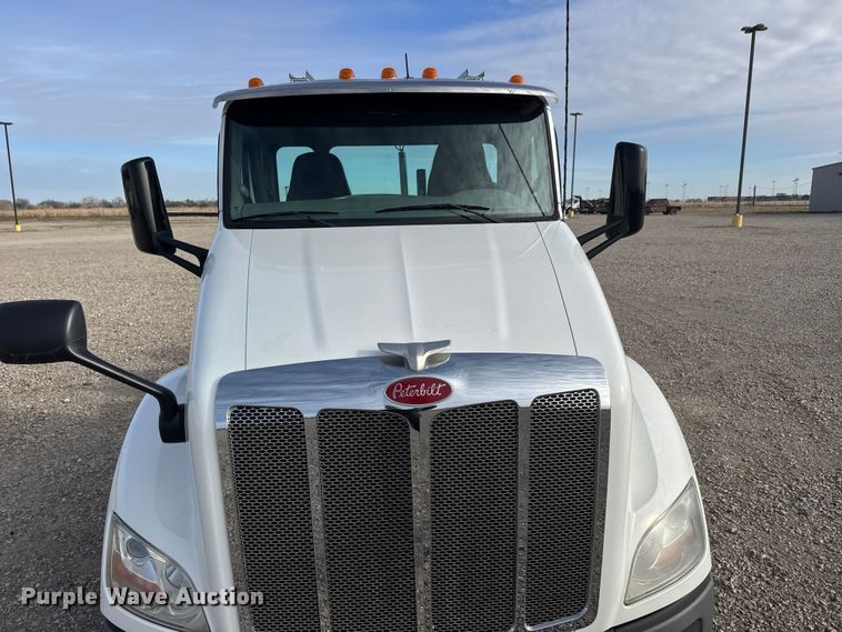 image for item ET1712 2020 Peterbilt 579 semi truck