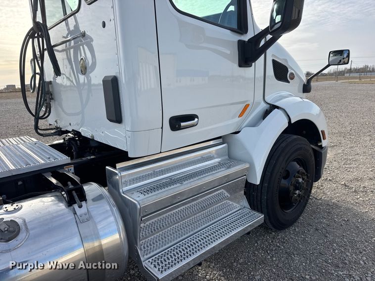 image for item ET1712 2020 Peterbilt 579 semi truck