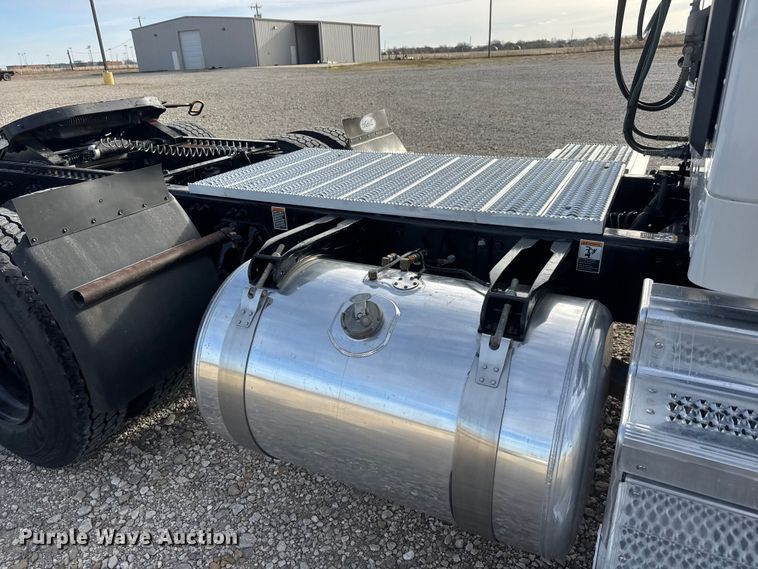 image for item ET1712 2020 Peterbilt 579 semi truck