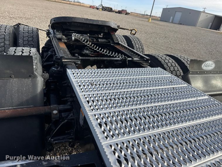 image for item ET1712 2020 Peterbilt 579 semi truck