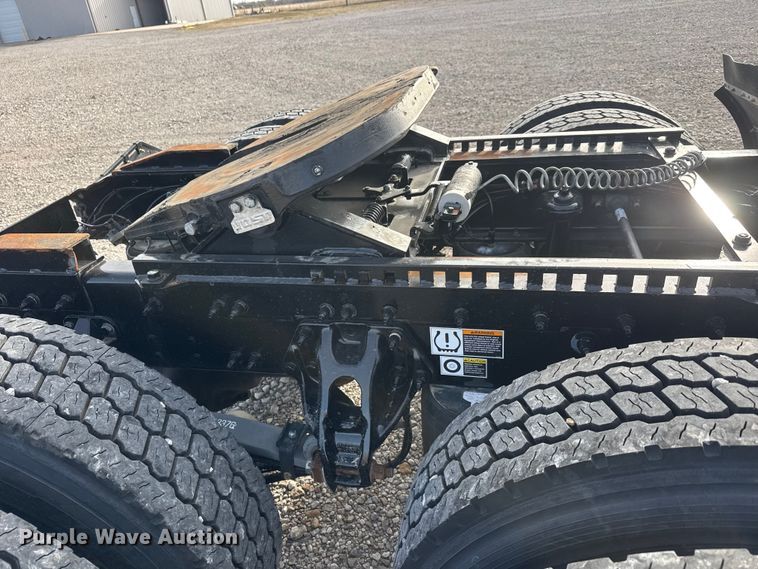 image for item ET1712 2020 Peterbilt 579 semi truck