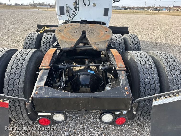 image for item ET1712 2020 Peterbilt 579 semi truck