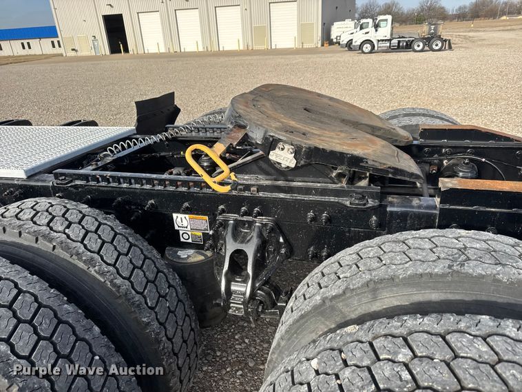 image for item ET1712 2020 Peterbilt 579 semi truck