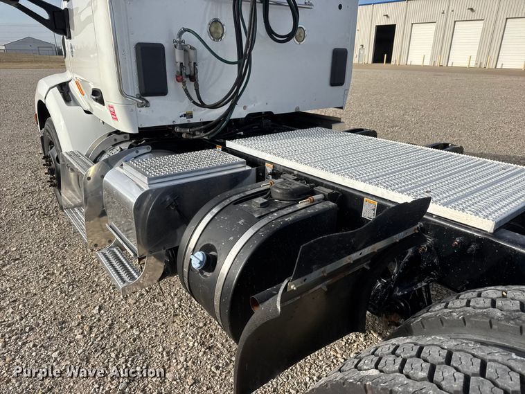 image for item ET1712 2020 Peterbilt 579 semi truck