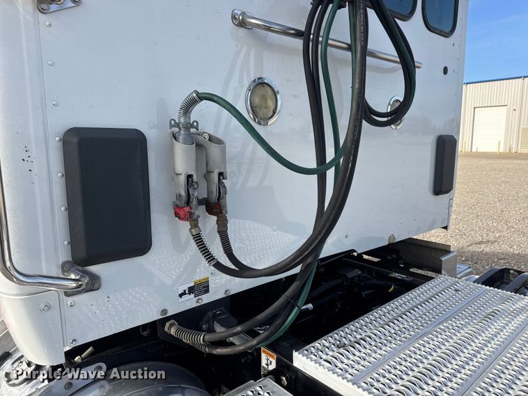 image for item ET1712 2020 Peterbilt 579 semi truck