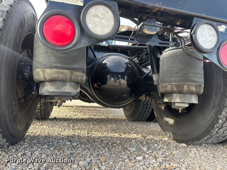 image for item ET1712 2020 Peterbilt 579 semi truck