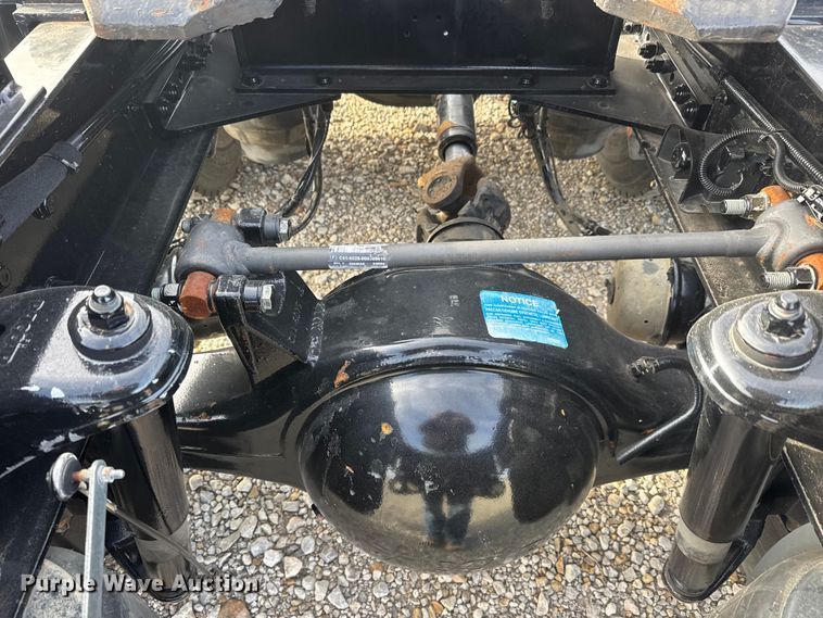 image for item ET1712 2020 Peterbilt 579 semi truck