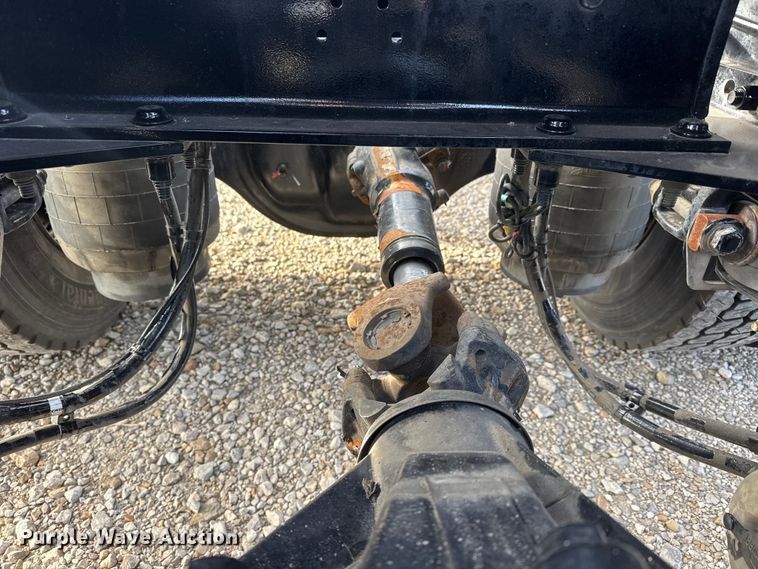 image for item ET1712 2020 Peterbilt 579 semi truck