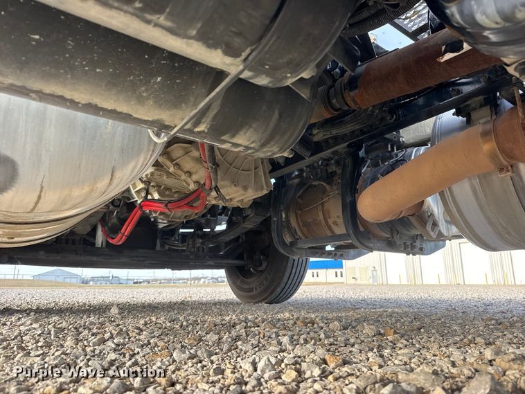 image for item ET1712 2020 Peterbilt 579 semi truck