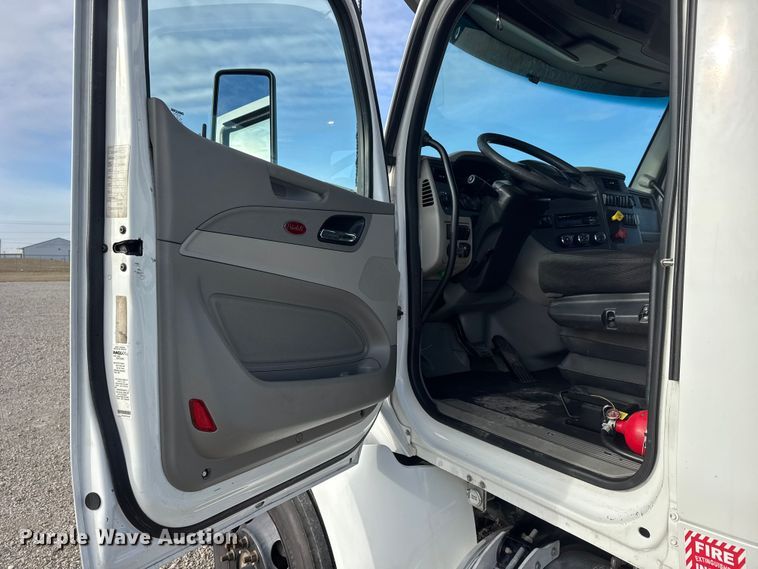 image for item ET1712 2020 Peterbilt 579 semi truck