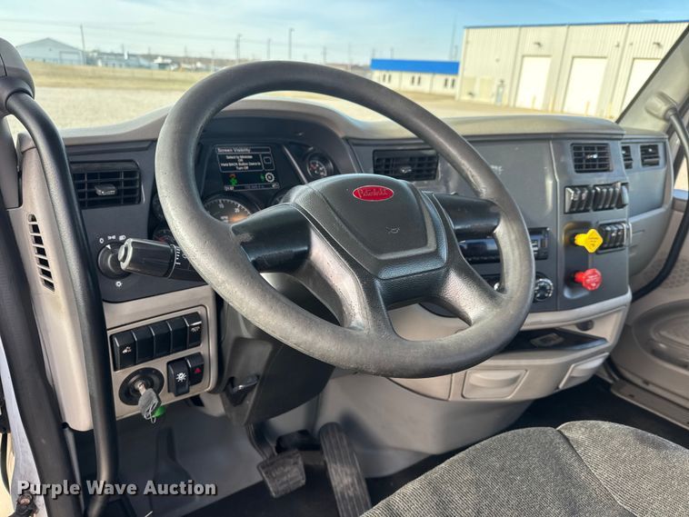 image for item ET1712 2020 Peterbilt 579 semi truck
