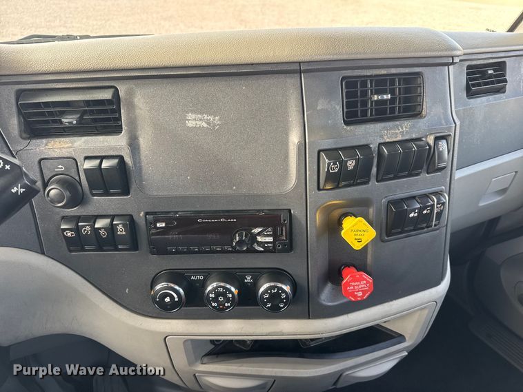 image for item ET1712 2020 Peterbilt 579 semi truck