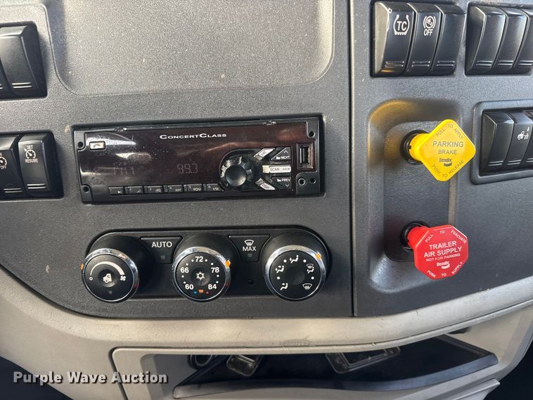 image for item ET1712 2020 Peterbilt 579 semi truck