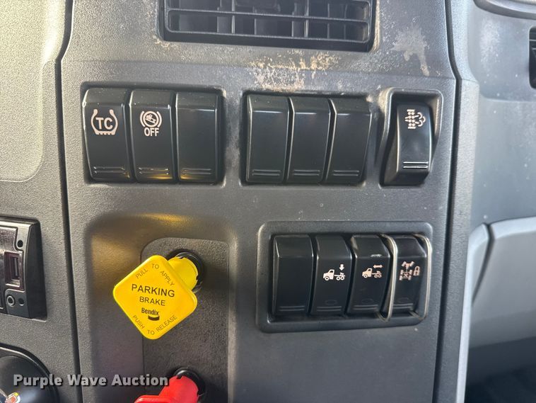 image for item ET1712 2020 Peterbilt 579 semi truck