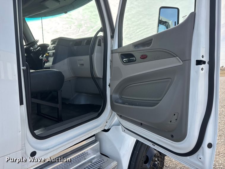 image for item ET1712 2020 Peterbilt 579 semi truck