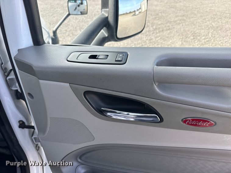 image for item ET1712 2020 Peterbilt 579 semi truck