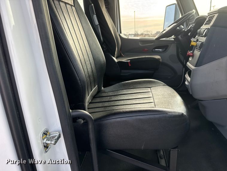 image for item ET1712 2020 Peterbilt 579 semi truck