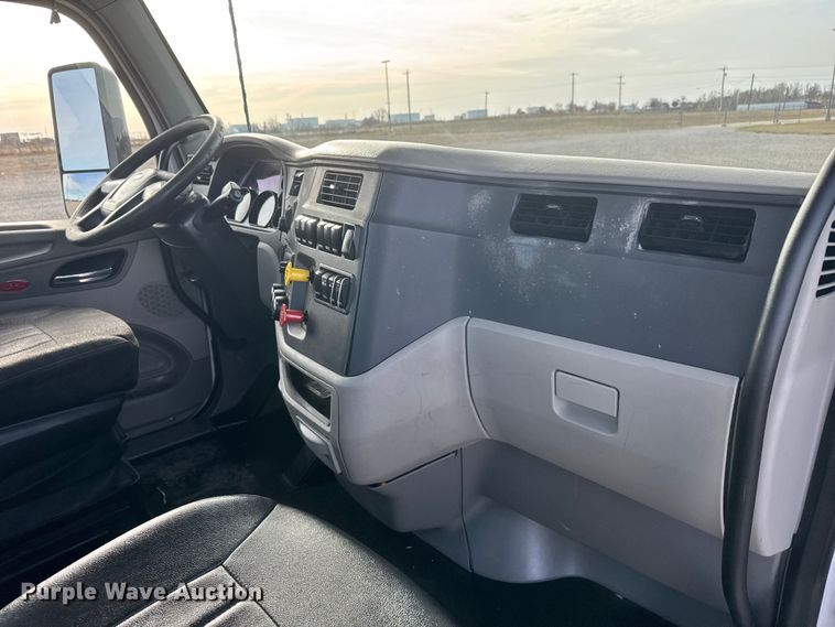 image for item ET1712 2020 Peterbilt 579 semi truck