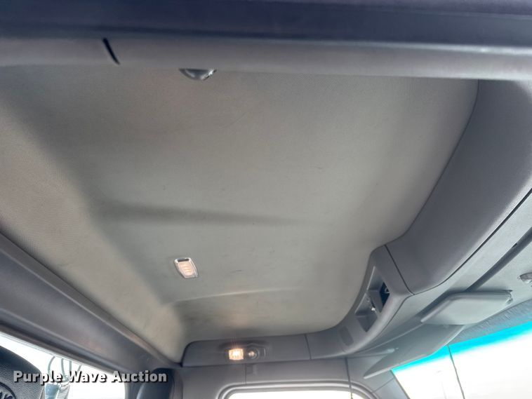 image for item ET1712 2020 Peterbilt 579 semi truck