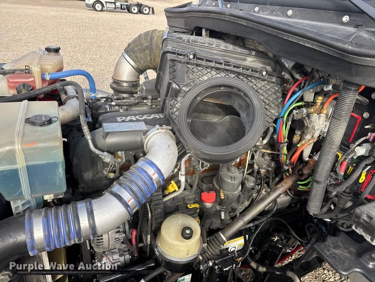 image for item ET1712 2020 Peterbilt 579 semi truck