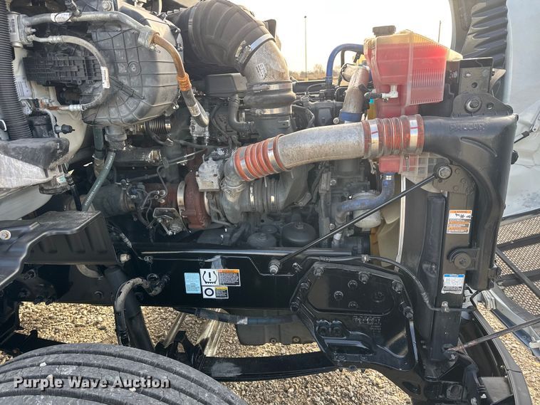 image for item ET1712 2020 Peterbilt 579 semi truck