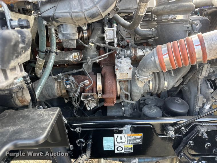 image for item ET1712 2020 Peterbilt 579 semi truck