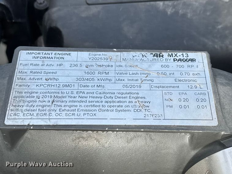 image for item ET1712 2020 Peterbilt 579 semi truck