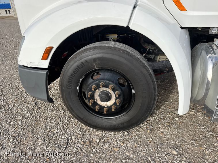 image for item ET1712 2020 Peterbilt 579 semi truck