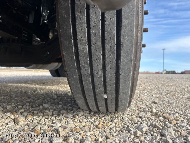 image for item ET1712 2020 Peterbilt 579 semi truck