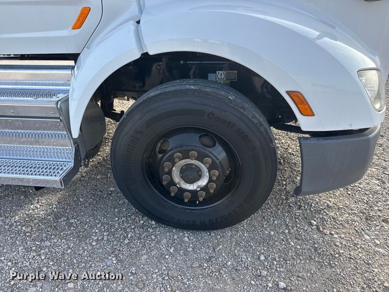 image for item ET1712 2020 Peterbilt 579 semi truck