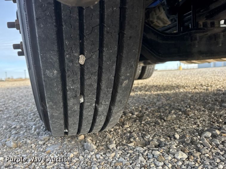 image for item ET1712 2020 Peterbilt 579 semi truck