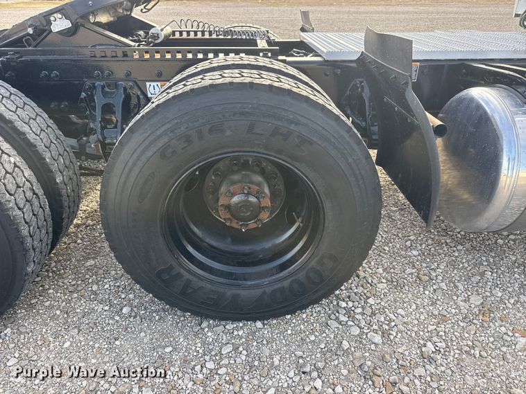 image for item ET1712 2020 Peterbilt 579 semi truck