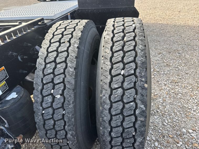 image for item ET1712 2020 Peterbilt 579 semi truck