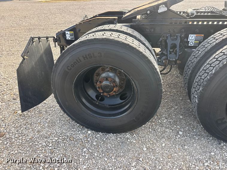 image for item ET1712 2020 Peterbilt 579 semi truck