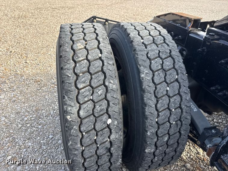 image for item ET1712 2020 Peterbilt 579 semi truck