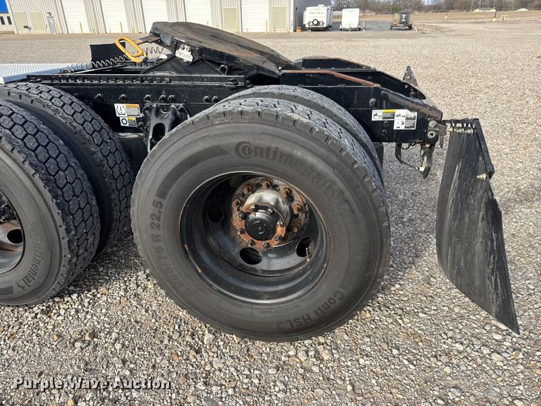 image for item ET1712 2020 Peterbilt 579 semi truck