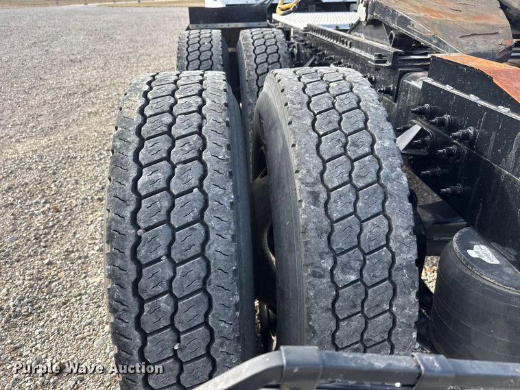 image for item ET1712 2020 Peterbilt 579 semi truck