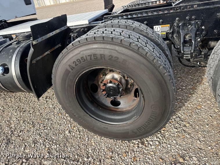 image for item ET1712 2020 Peterbilt 579 semi truck