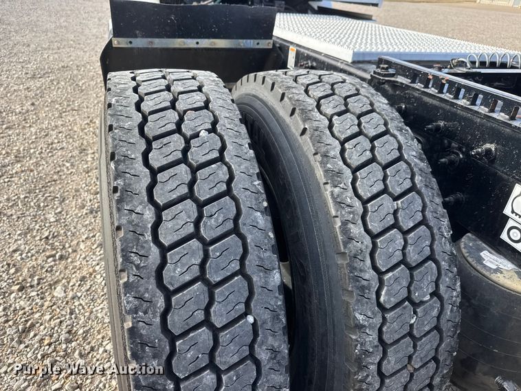 image for item ET1712 2020 Peterbilt 579 semi truck