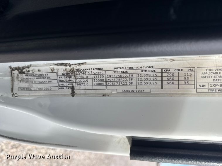 image for item ET1712 2020 Peterbilt 579 semi truck