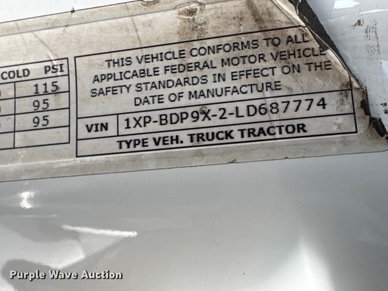 image for item ET1712 2020 Peterbilt 579 semi truck