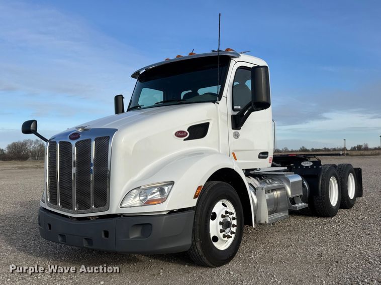 image for item ET1713 2020 Peterbilt 579 semi truck