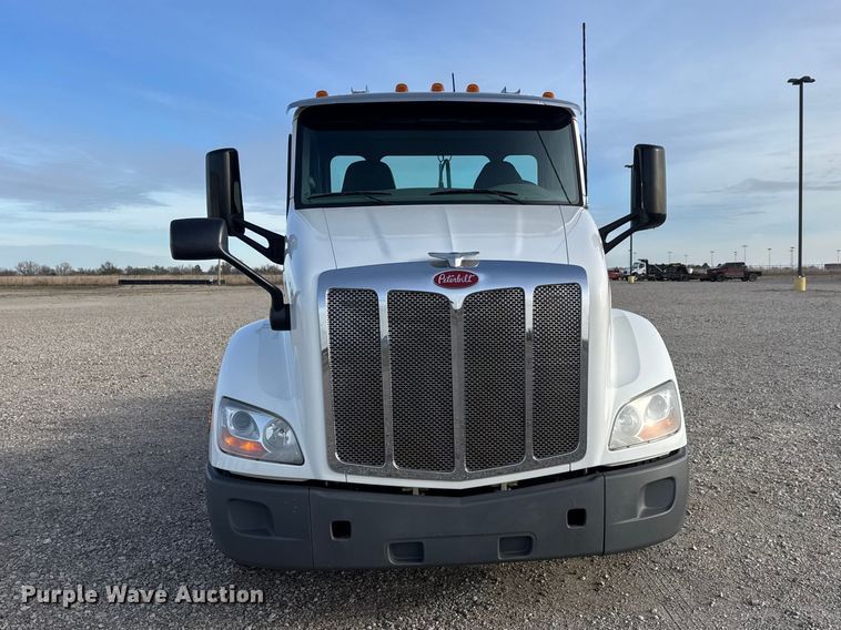 image for item ET1713 2020 Peterbilt 579 semi truck