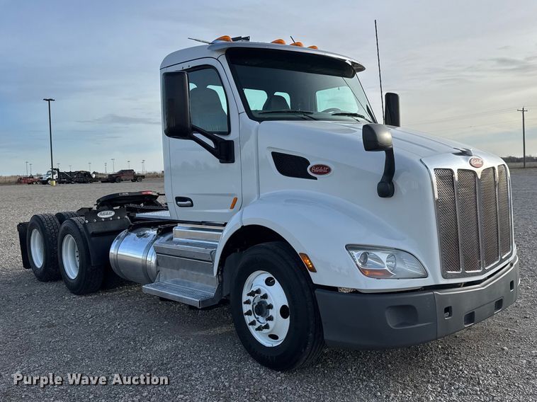 image for item ET1713 2020 Peterbilt 579 semi truck