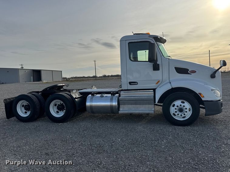 image for item ET1713 2020 Peterbilt 579 semi truck