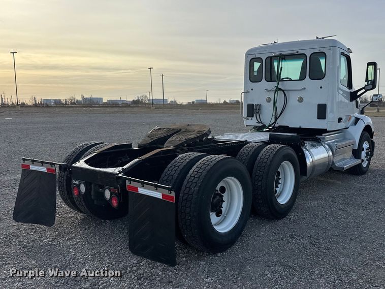 image for item ET1713 2020 Peterbilt 579 semi truck